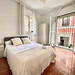 Enorme Y Luminoso Apartamento Para 13 Personas Con Balcones En El Corazon De Sevilla