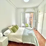 Enorme Y Luminoso Apartamento Para 13 Personas Con Balcones En El Corazon De Sevilla