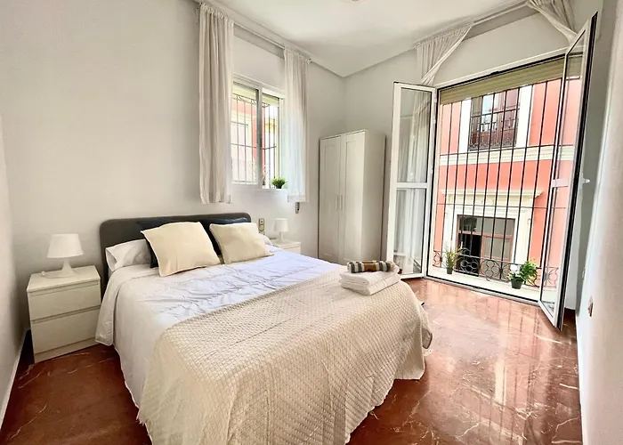 Enorme Y Luminoso Apartamento Para 13 Personas Con Balcones En El Corazon De Sevilla